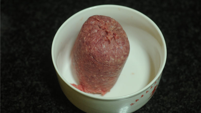 春节吉祥菜——花开富贵百财牛肉卷,科尔沁<a style='color:red;display:inline-block;' href='/shicai/ 8488'>牛肉馅</a>去掉包装,放入碗里