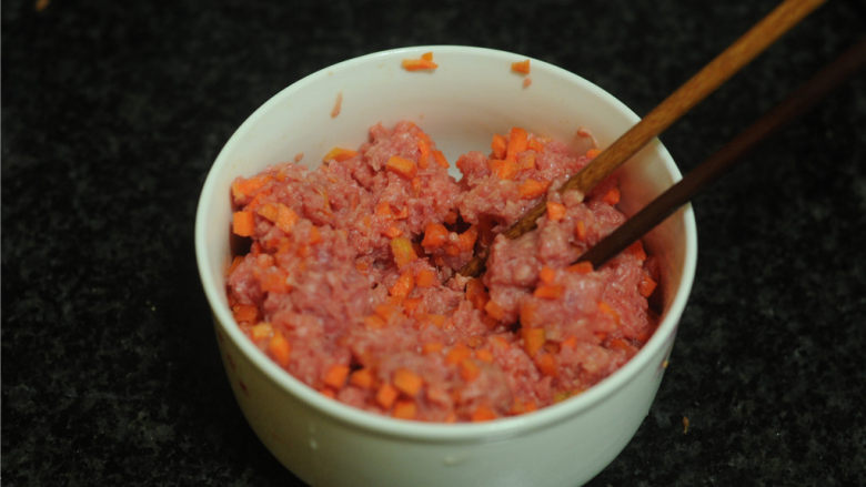 春节吉祥菜——花开富贵百财牛肉卷,将胡萝卜碎加进去,拌匀