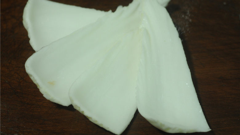 春节吉祥菜——花开富贵百财牛肉卷,白菜帮洗干净,沿着帮子把叶片部分切下来,锅中倒入适量的水烧开,然后将白菜帮子放入锅中汆烫1分钟