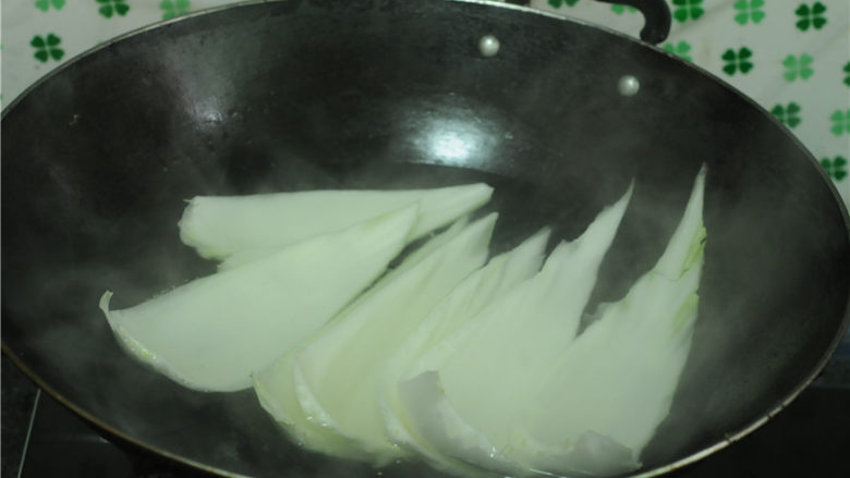 春节吉祥菜——花开富贵百财牛肉卷,取泡凉后的白菜帮子放在案板上,把刀放平,轻轻偏下薄薄的一片