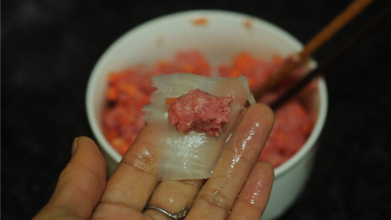 春节吉祥菜——花开富贵百财牛肉卷,取一片白菜帮子,夹一坨肉馅放在中间,用筷子稍微整理成上端大下端小的形状,便于包裹