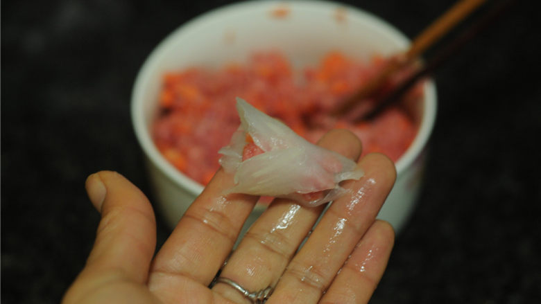 春节吉祥菜——花开富贵百财牛肉卷,将白菜左右两边往中间卷起来,上端整理成花瓣状