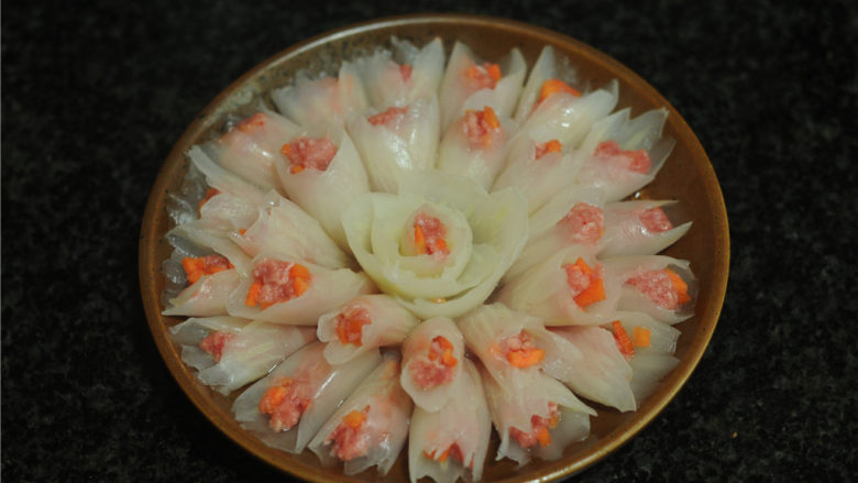 春节吉祥菜——花开富贵百财牛肉卷,将做好的花瓣摆在盘子里,整理好造型