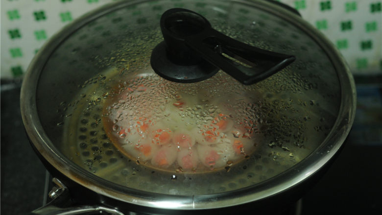 春节吉祥菜——花开富贵百财牛肉卷,盖上锅盖,大火蒸10分钟
