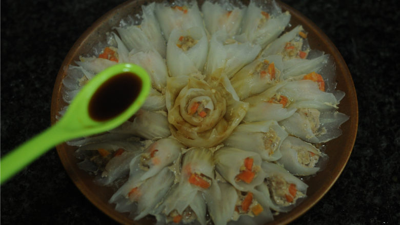 春节吉祥菜——花开富贵百财牛肉卷,淋在白菜卷上,撒上葱花即可
