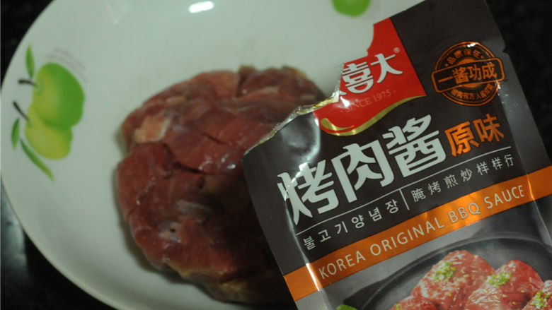 烫面牛柳卷饼,牛肉倒入碗里，加两勺<a style='color:red;display:inline-block;' href='/shicai/ 5379'>烤肉酱</a>