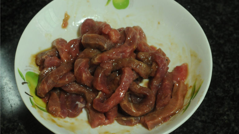 烫面牛柳卷饼,抓揉均匀,腌制10分钟