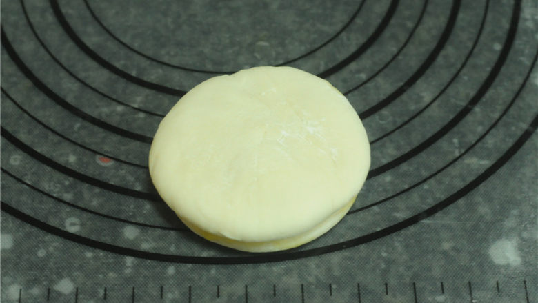 烫面牛柳卷饼,盖上另一个剂子,用擀面杖擀成薄薄的圆饼