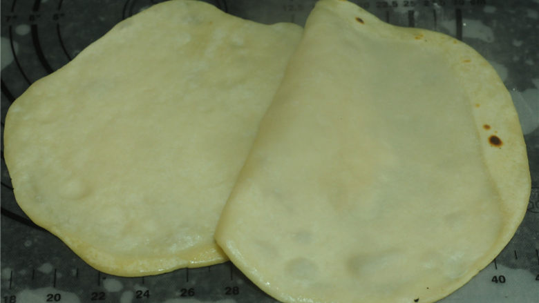 烫面牛柳卷饼,取出,轻轻撕开,用毛巾覆盖,保持饼的柔软,继续将其他的饼都煎好