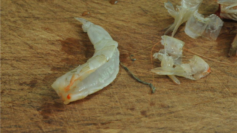 番茄蝴蝶虾,挑出虾线,洗净