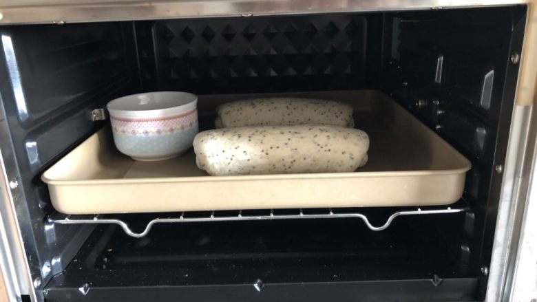 奇亚籽蜜豆燕麦欧包,烤盘上放一小碗清水,进行第二次发酵,37度,40分钟