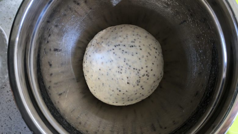 奇亚籽蜜豆燕麦欧包,把面团揉圆放入容器内,盖上湿毛巾,烤箱内放一杯清水保持湿度,30度,发酵1小时