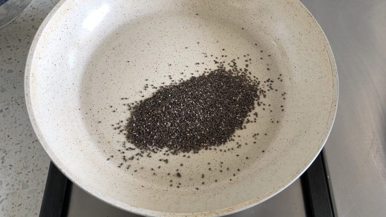 奇亚籽蜜豆燕麦欧包,奇亚籽倒入不粘锅,小火炒香,放凉备用