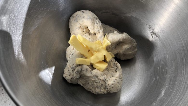 奇亚籽蜜豆燕麦欧包,厨师机启动2档搅拌至面团成团不眠之夜,倒入提前软化的<a style='color:red;display:inline-block;' href='/shicai/ 887'>黄油</a>,继续3档搅拌和面