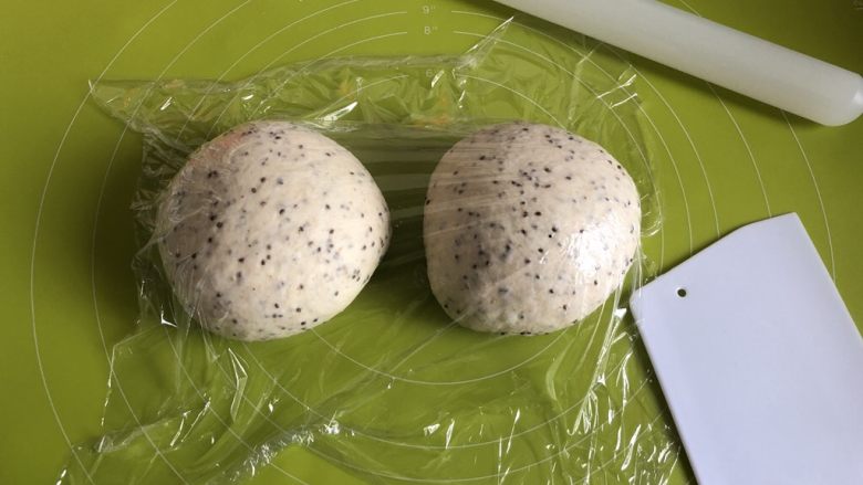 奇亚籽蜜豆燕麦欧包,将面团平均分为2份,揉圆,盖上保鲜膜松弛15分钟
