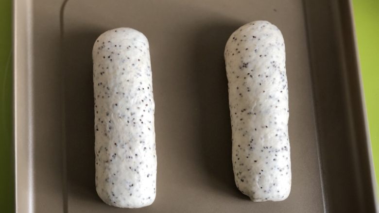 奇亚籽蜜豆燕麦欧包,把面团卷起,放在烤盘内