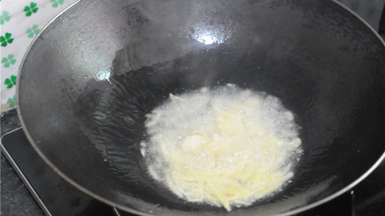 红烧兔肉,油锅烧热，爆香姜丝