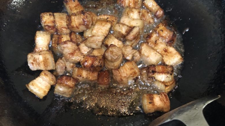 豆皮结烧肉,五花肉加冰糖,暴油上色