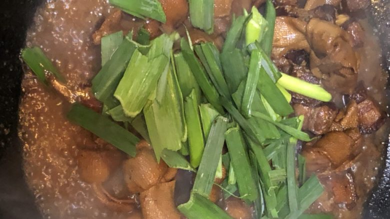 豆皮结烧肉,开锅加入大蒜叶,鸡精,翻炒均匀即可