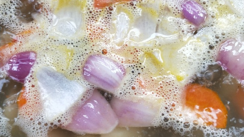 团团圆圆浓香咖喱火锅丸子,煮沸并撇去浮沫,小火煮10分钟。