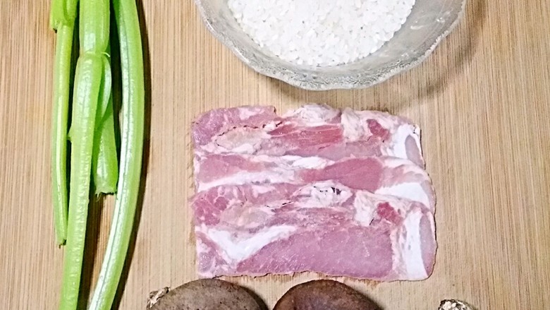 芹菜香菇培根粥,准备食材。