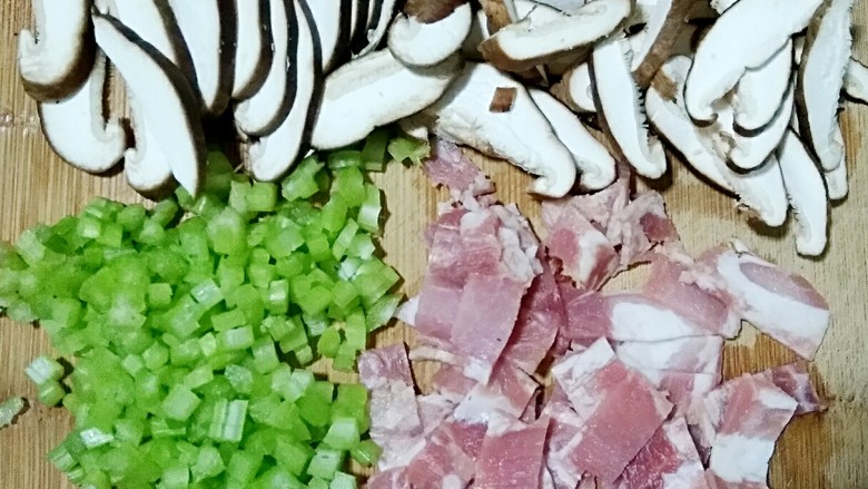 芹菜香菇培根粥,<a style='color:red;display:inline-block;' href='/shicai/ 230'>香菇</a>洗净去根切片，<a style='color:red;display:inline-block;' href='/shicai/ 125'>芹菜</a>洗净切小丁，<a style='color:red;display:inline-block;' href='/shicai/ 443'>培根</a>切小片。