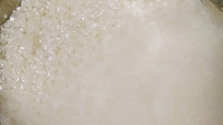 芹菜香菇培根粥,<a style='color:red;display:inline-block;' href='/shicai/ 492'>大米</a>淘洗两遍即可。