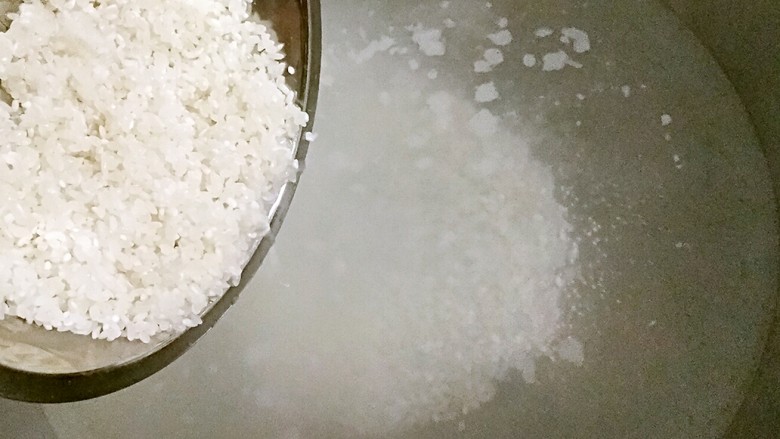 芹菜香菇培根粥,锅中加适量的<a style='color:red;display:inline-block;' href='/shicai/ 156925'>水</a>大火烧开后将淘洗干净的米倒入锅中，转中火煮15分钟。