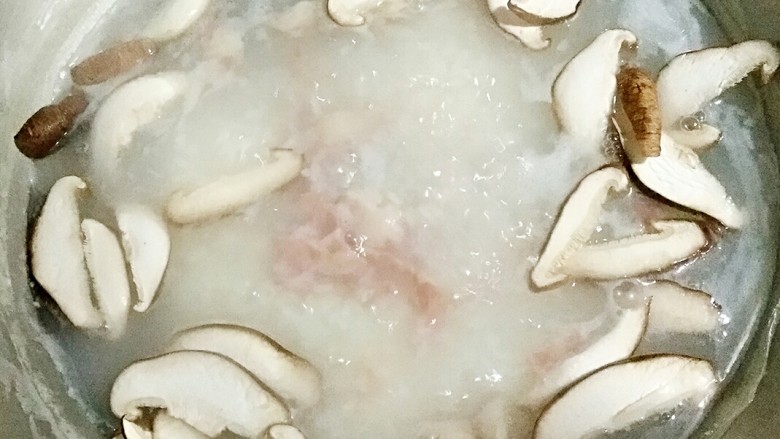 芹菜香菇培根粥,然后加入培根和香菇继续中小火煮10分钟。