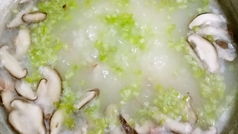 芹菜香菇培根粥,然后加入芹菜丁煮中小火10分钟。