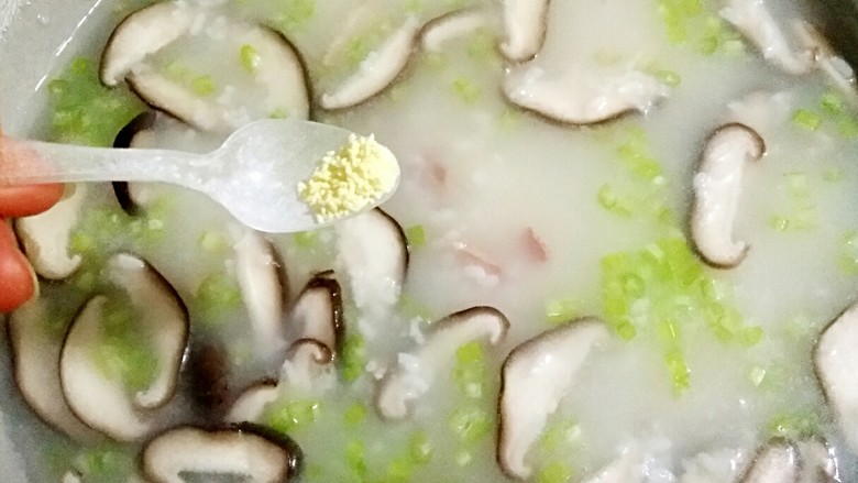 芹菜香菇培根粥,最后加入适量的<a style='color:red;display:inline-block;' href='/shicai/ 756'>鸡精</a>提味，搅匀出锅即可。