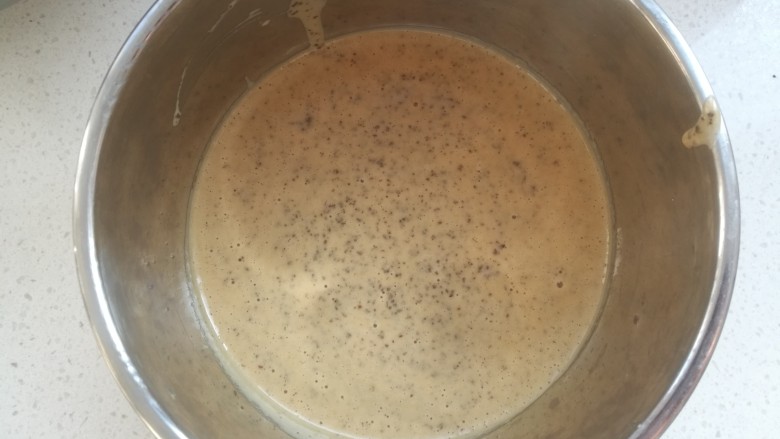 无法忘怀奥利奥奶油红茶卷,红茶包裁开,把茶叶末倒入蛋黄混合液中,筛入<a style='color:red;display:inline-block;' href='/shicai/ 548'>低筋面粉</a>,混合均匀