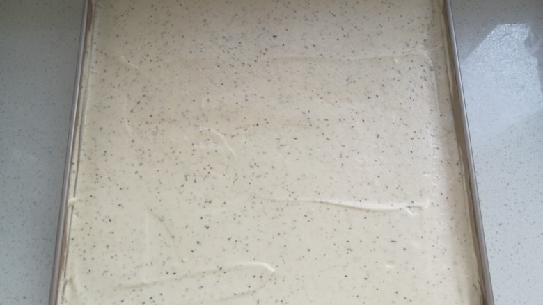 无法忘怀奥利奥奶油红茶卷,烤盘中铺油纸,把面糊倒入到烤盘中,抹平,轻镇两下