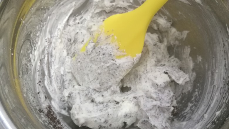 无法忘怀奥利奥奶油红茶卷,加入奥利奥碎混合,不要过度
