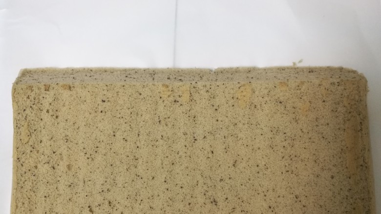无法忘怀奥利奥奶油红茶卷,蛋糕体靠近自己的一侧和对着自己的一侧,45度斜切掉一条