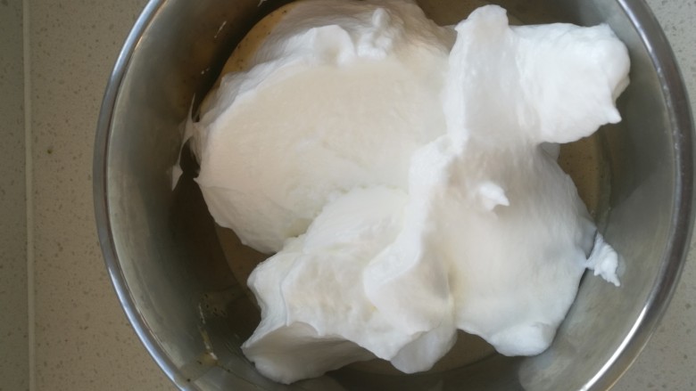 无法忘怀奥利奥奶油红茶卷,取三分之一蛋白加入到面糊中,混合均匀,没有手法要求