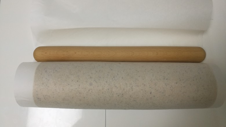 无法忘怀奥利奥奶油红茶卷,借助擀面杖,卷好蛋糕卷,放冰箱冷藏20分钟稍微定型