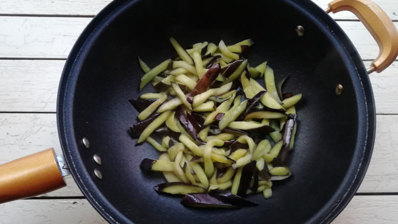 肉末烧茄条,下入腌制好的茄条,翻炒至变软,盛出待用