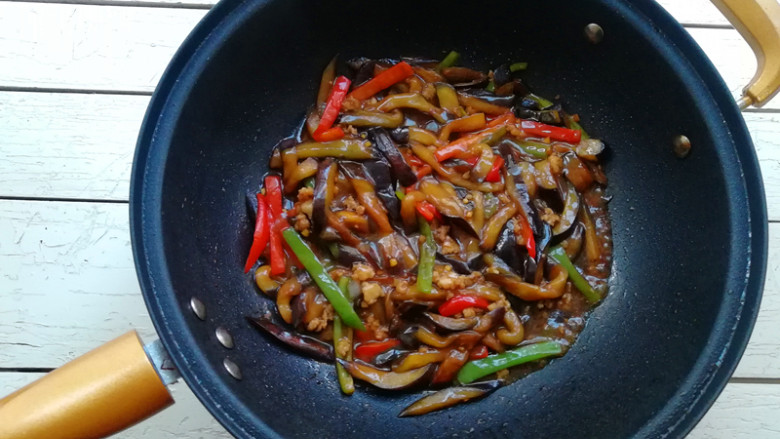 肉末烧茄条,淋入适量水淀粉勾芡,加热至汤汁变得粘稠,关火