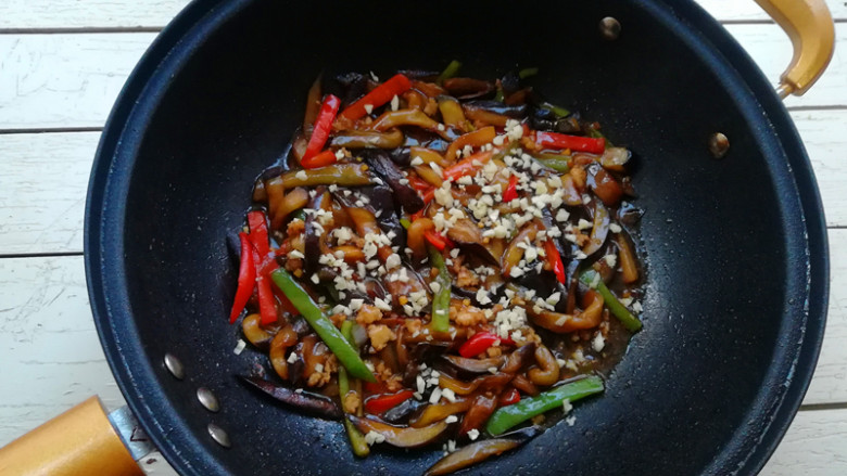 肉末烧茄条,撒上蒜末,拌匀即可,盛出装盘