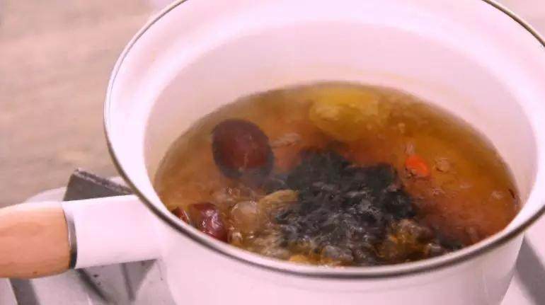 红枣桂香鸡蛋糖水,不用化妆,让你黄气散,红润来,水开后,转中火煮8分钟,加入姜片、红糖,中火再煮5分钟