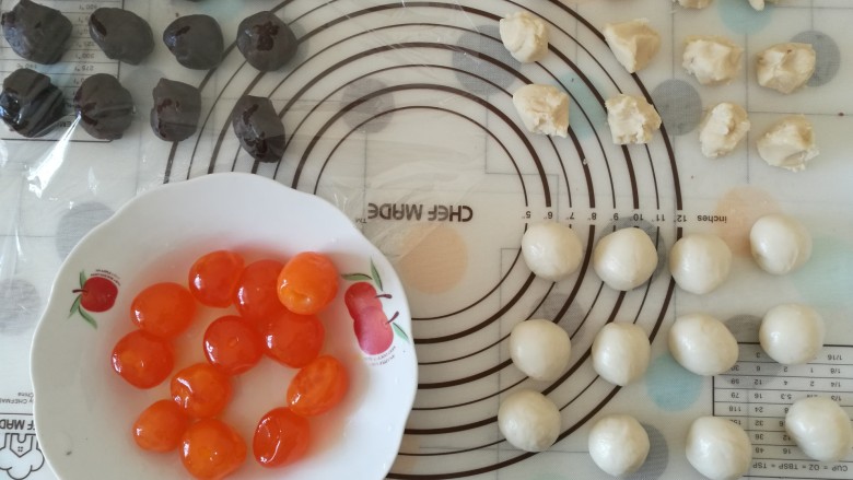 吃不够的蛋黄酥,把油酥,油皮,豆沙平均分成12份,蛋黄洗干净