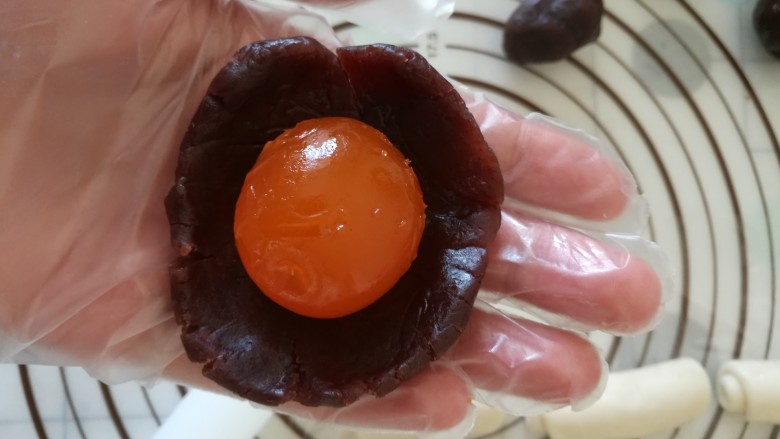 吃不够的蛋黄酥,豆沙包蛋黄,揉圆