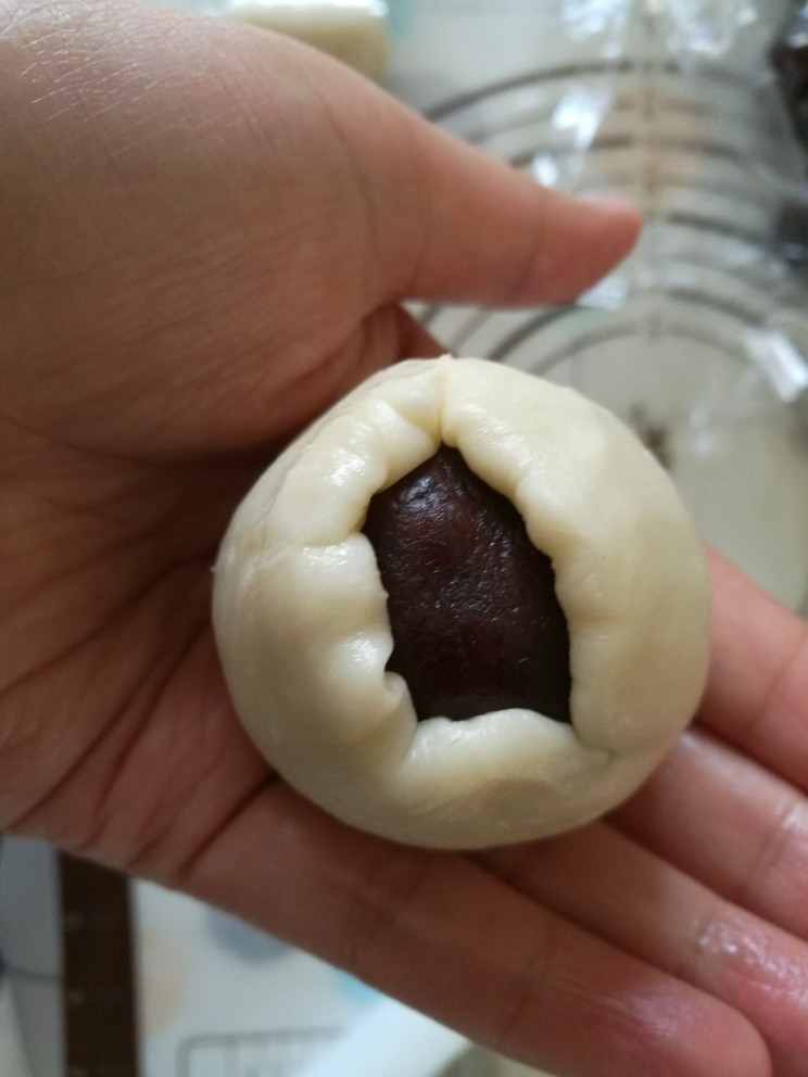 吃不够的蛋黄酥,收口,捏紧
