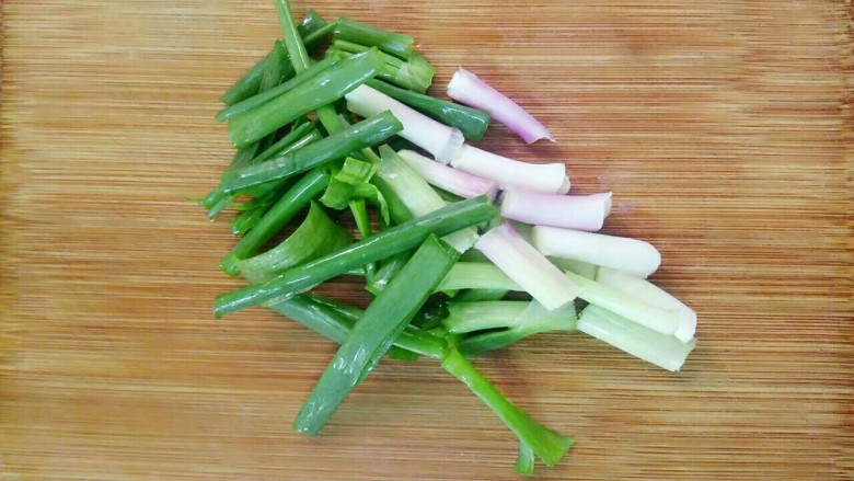 葱香豆腐,洗干净的葱切小