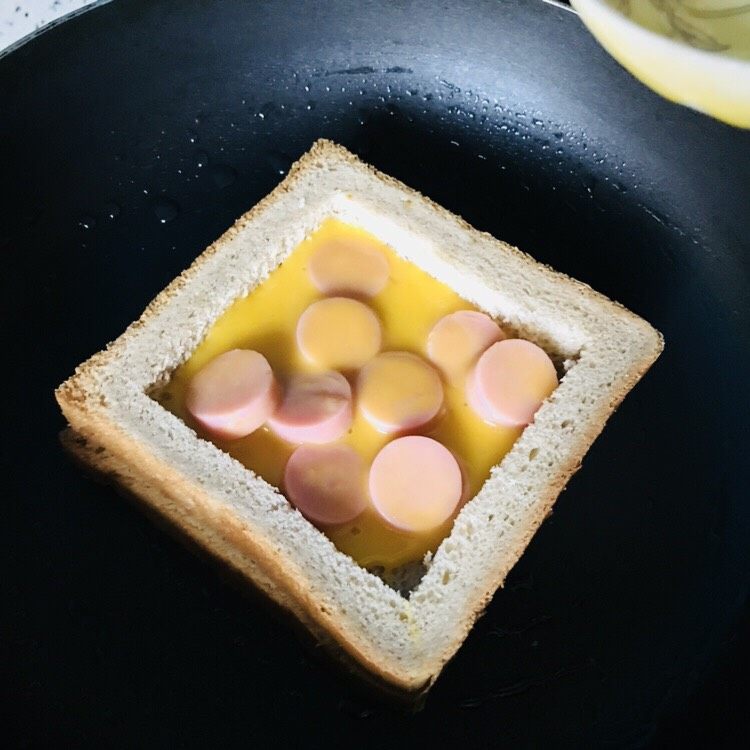 闺蜜餐,把火腿蛋液倒入面包