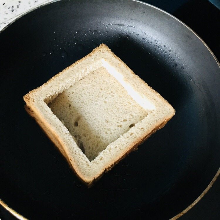闺蜜餐,放入锅中(锅用油纸擦油均匀加热)