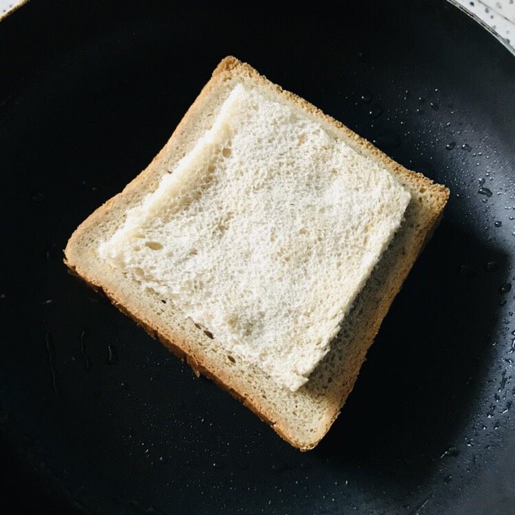 闺蜜餐,盖上面包片 小火煎制焦香换一面继续煎制