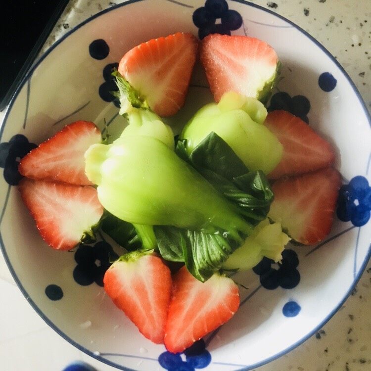 闺蜜餐,草莓对半切 青菜装盘放中间
