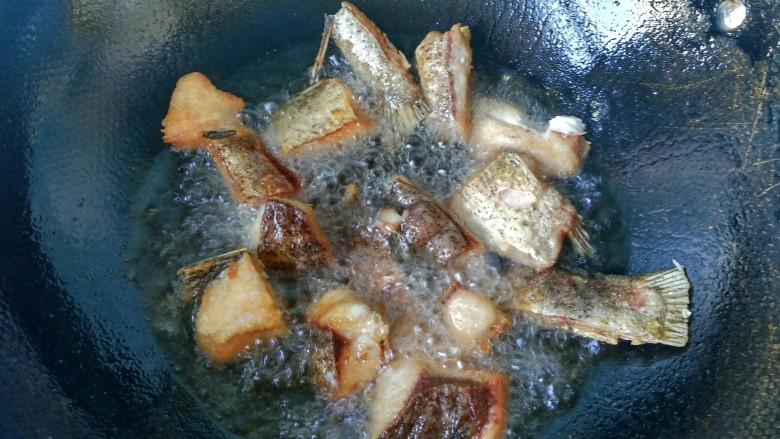 麻辣糍粑鱼,一面炸黄,再翻一面炸。